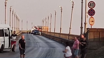 Затвориха „Дунав мост“ при Русе след инцидент с камион