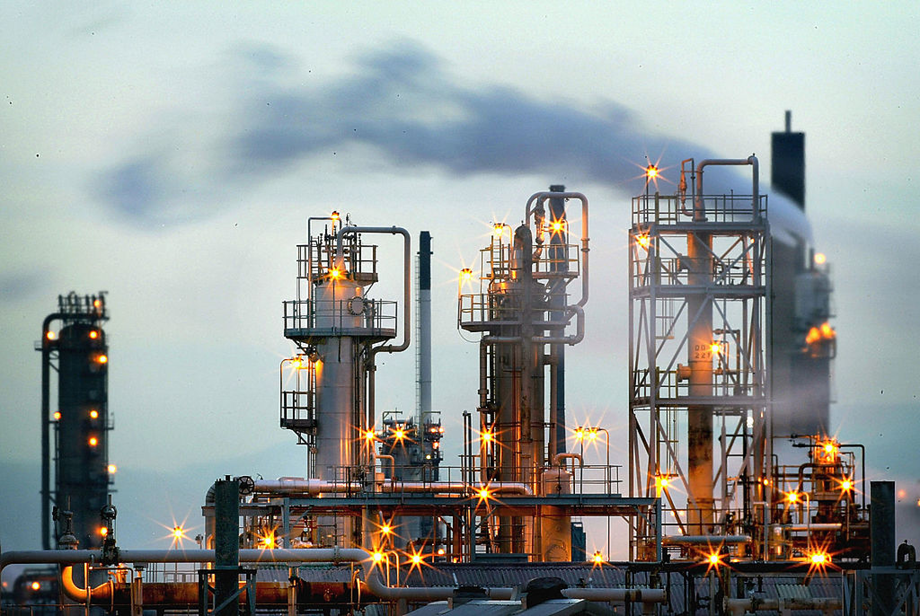 Петролът продължава да поевтинява заради опасенията от забавящата се бизнес активност