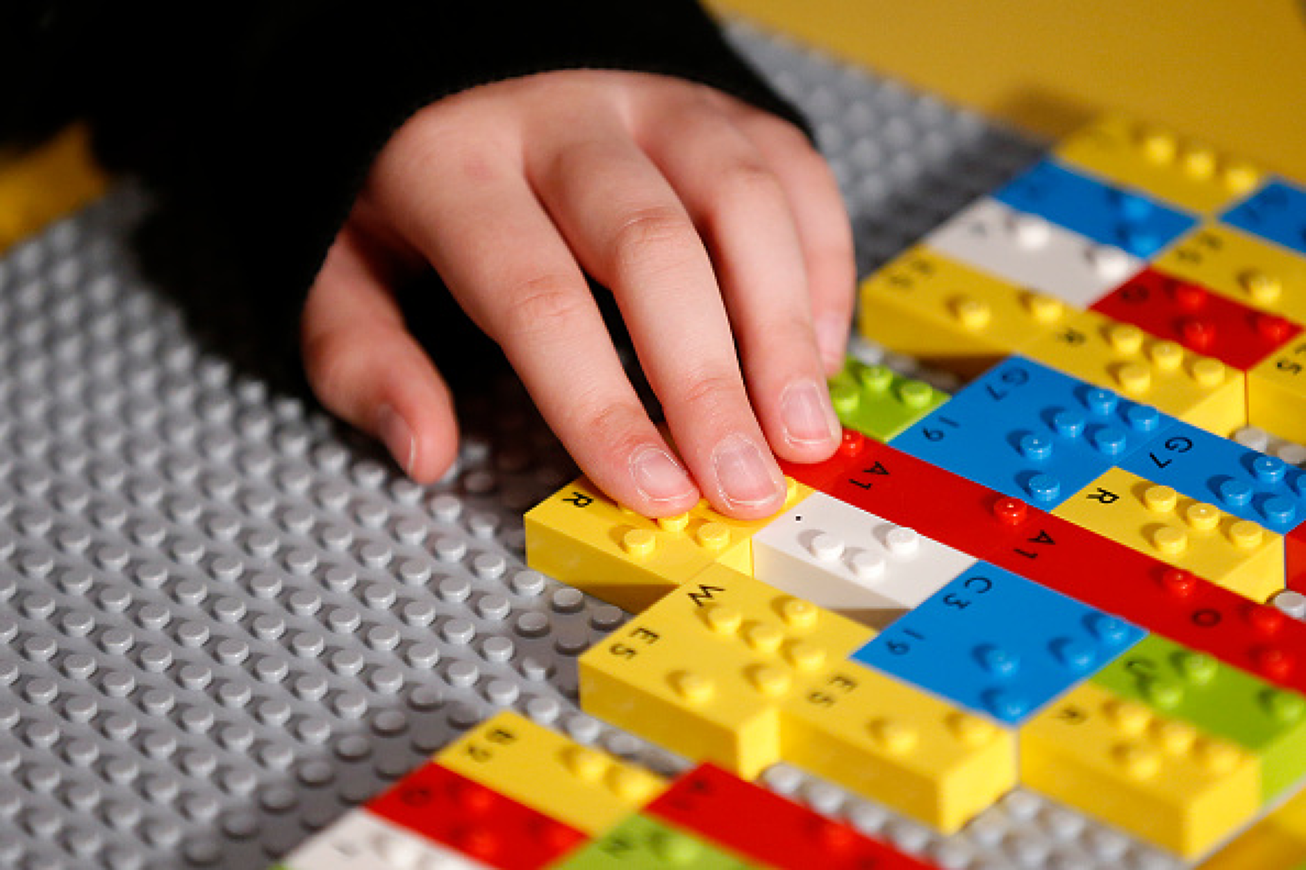 Lego леко дърпа с ръст напред, при спад на другите производители на играчки