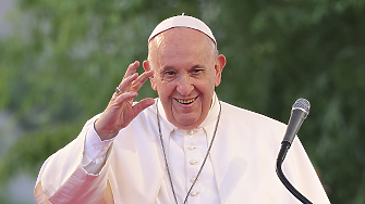 Папата пристигна на първа визита в Монголия, почерпиха го със суха извара на летището