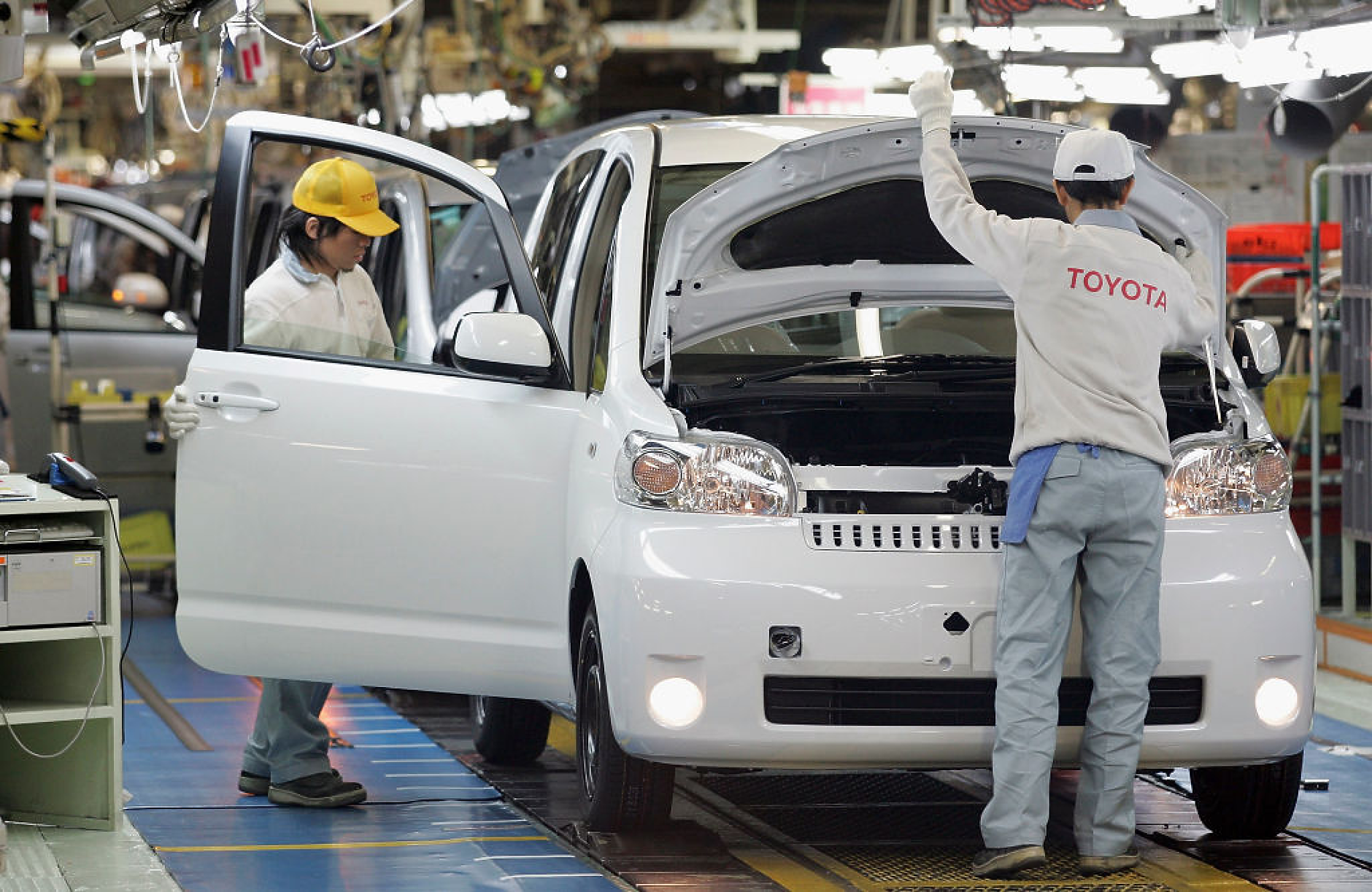 Мистериозна повреда блокира производството във всички 14 завода на Toyota в Япония