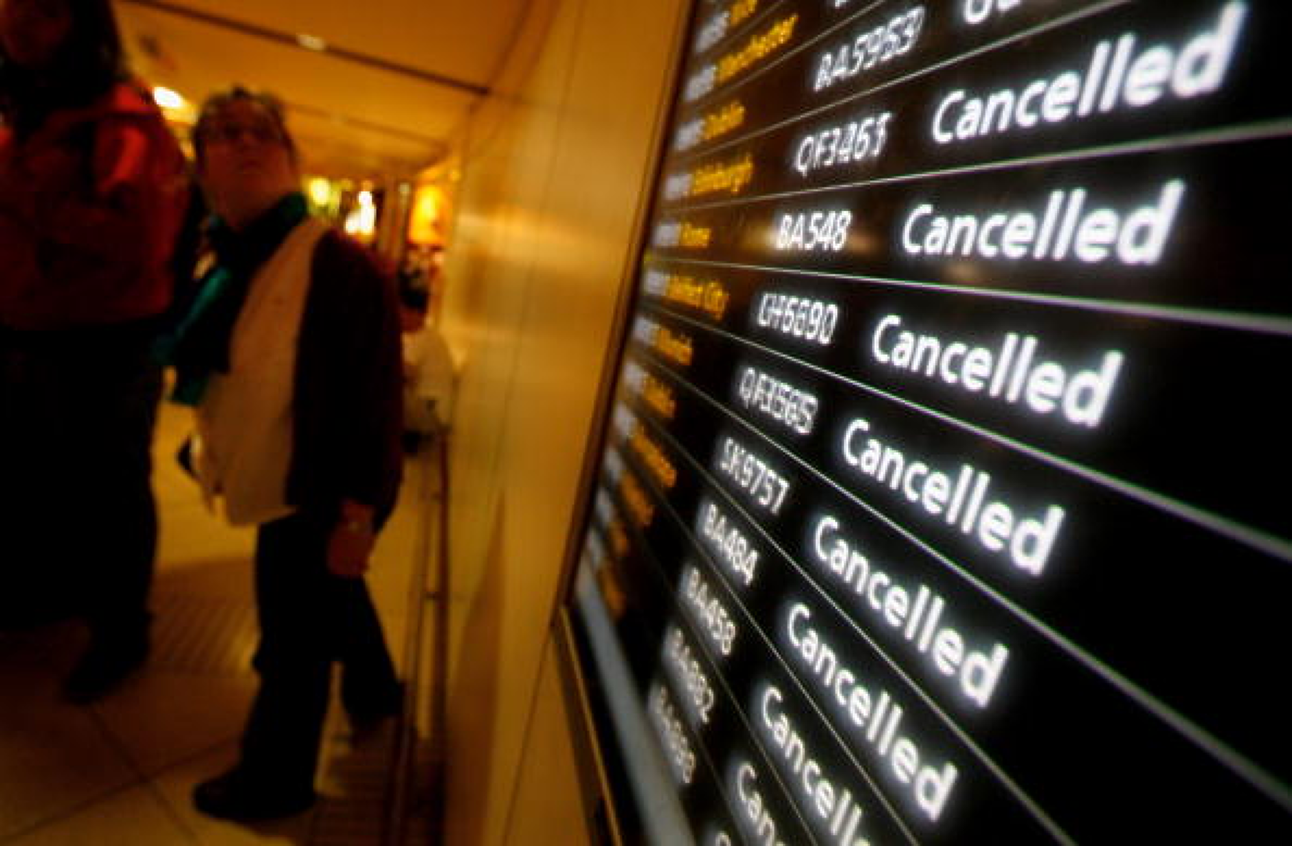 Полетният хаос във Великобритания се проточва до края на седмицата, причината е входни данни в контрола на трафика