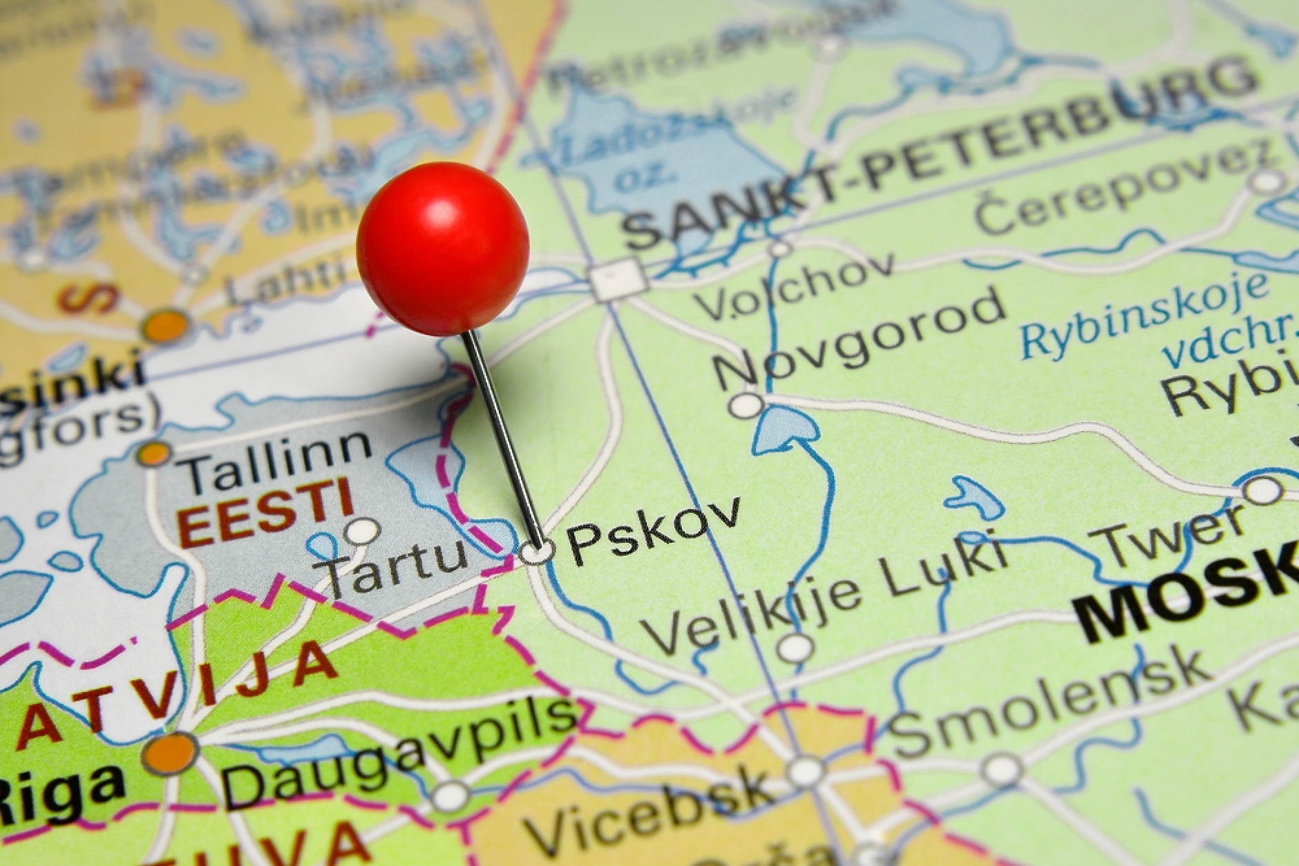 Киев: Атаката с дронове срещу летището в Псков е осъществена от територията на Русия