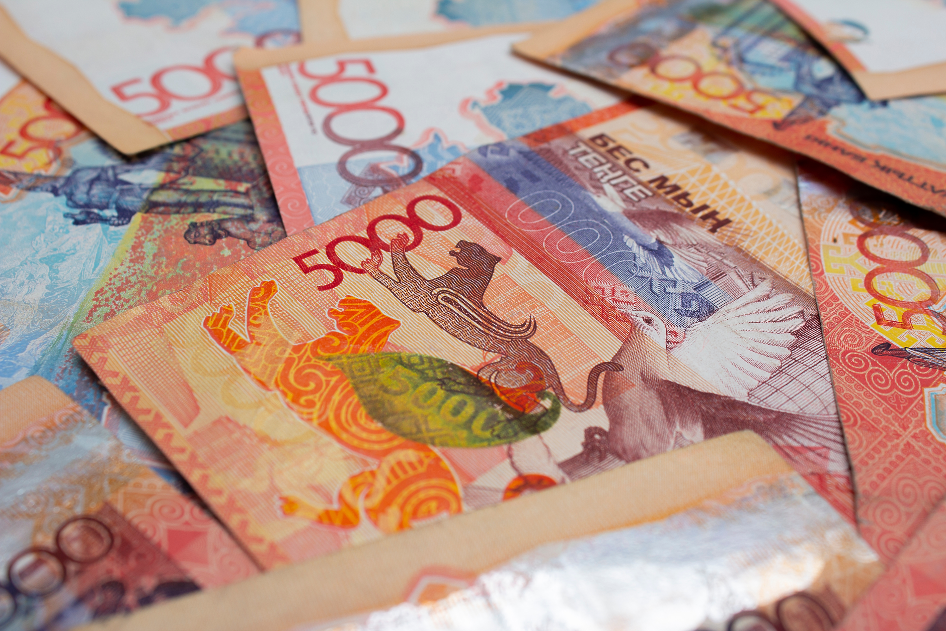 Сривът на рублата доведе до девалвация на националната валута на Казахстан