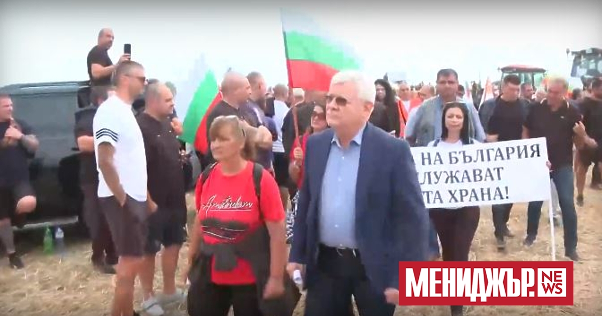 Земеделският министър Кирил Вътев отиде да разговаря с протестиращите зърнопроизводители