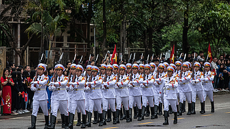  Военен парад по повод 75 ата годишнина от основаването на Корейската