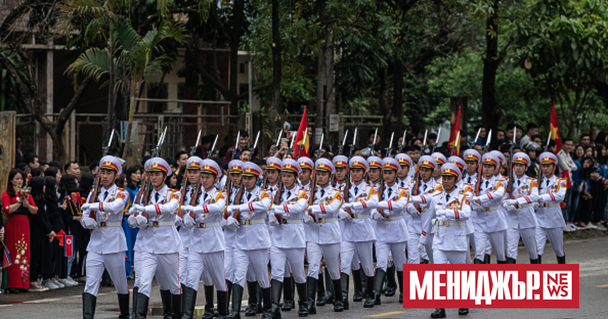  Военен парад по повод 75-ата годишнина от основаването на Корейската