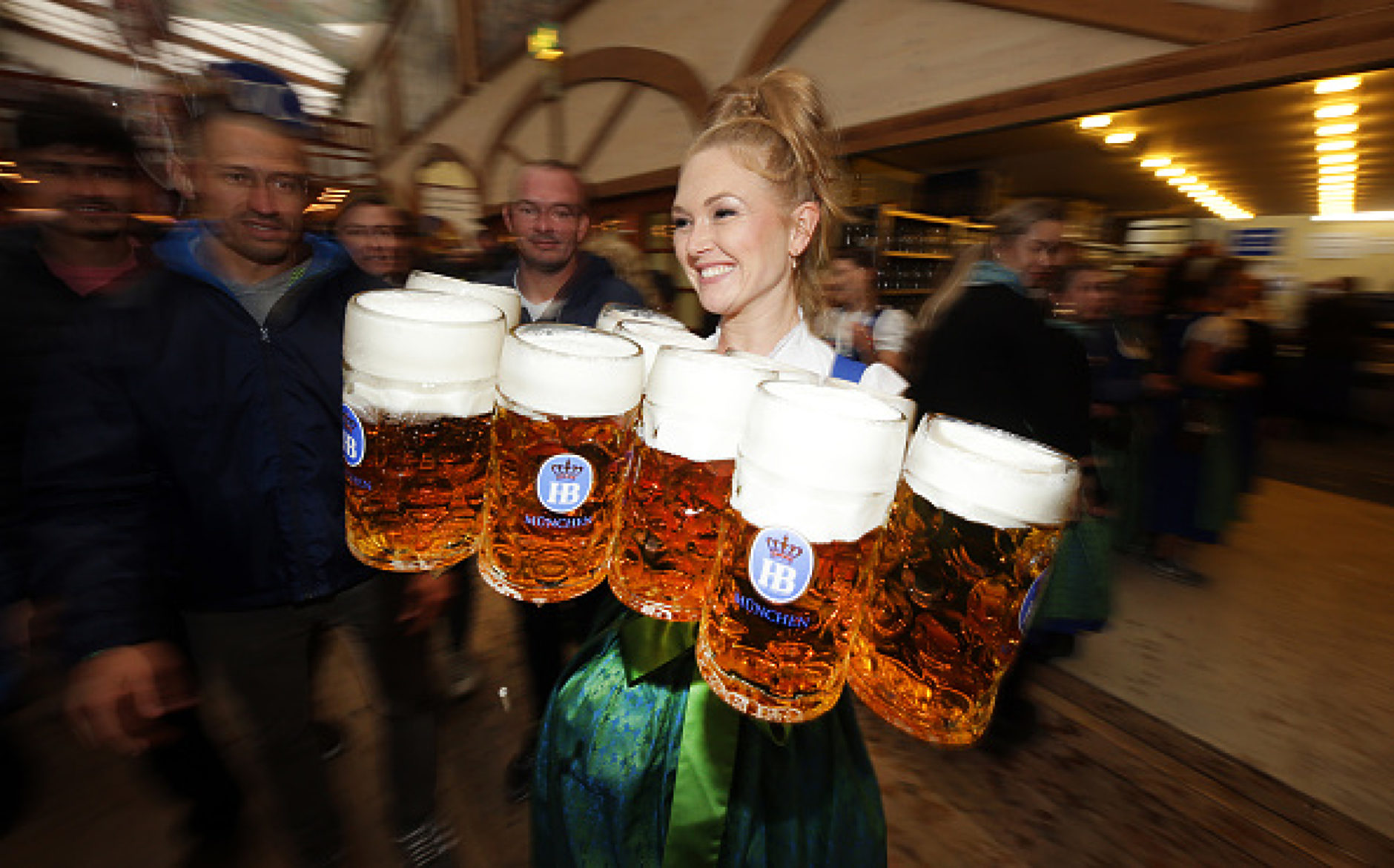 Литър бира на „Октоберфест“ поскъпна с над 4%, стигна 13,75 евро