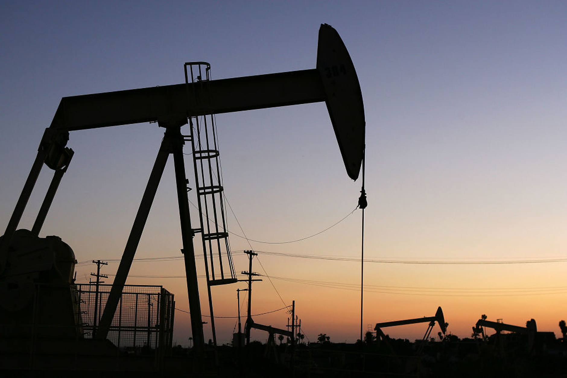 Петролът поскъпна, докато пазарите отново насочиха вниманието си към ограниченото предлагане