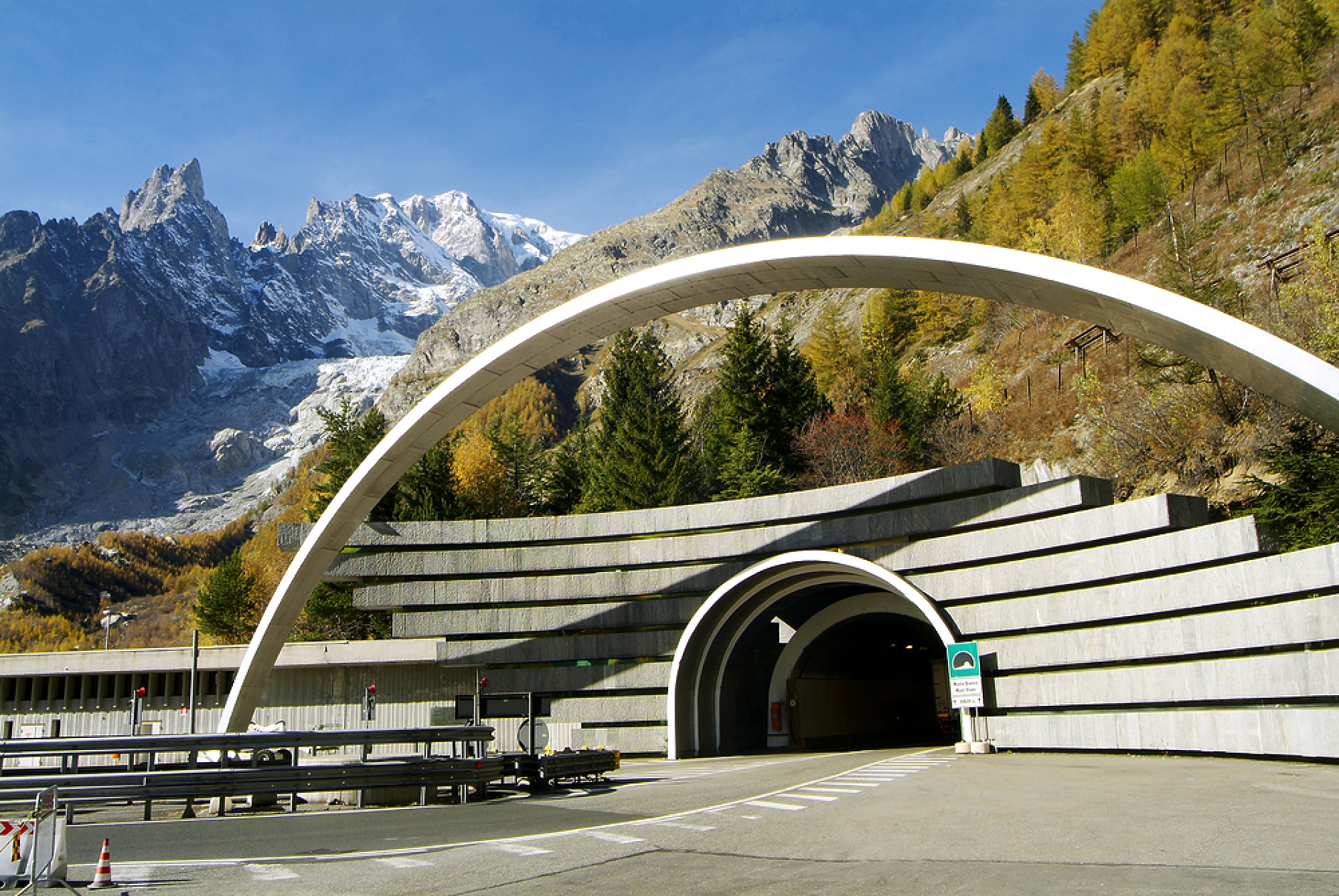 Италия и Франция отлагат с година затварянето за ремонт на тунела под Монблан