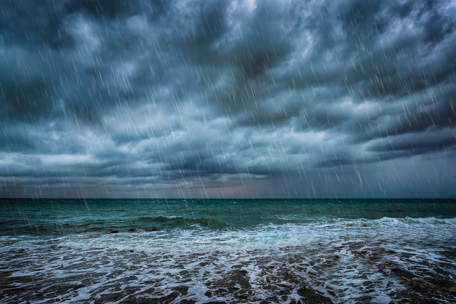 Времето: Затопля се, но отново ще има валежи по Южното Черноморие