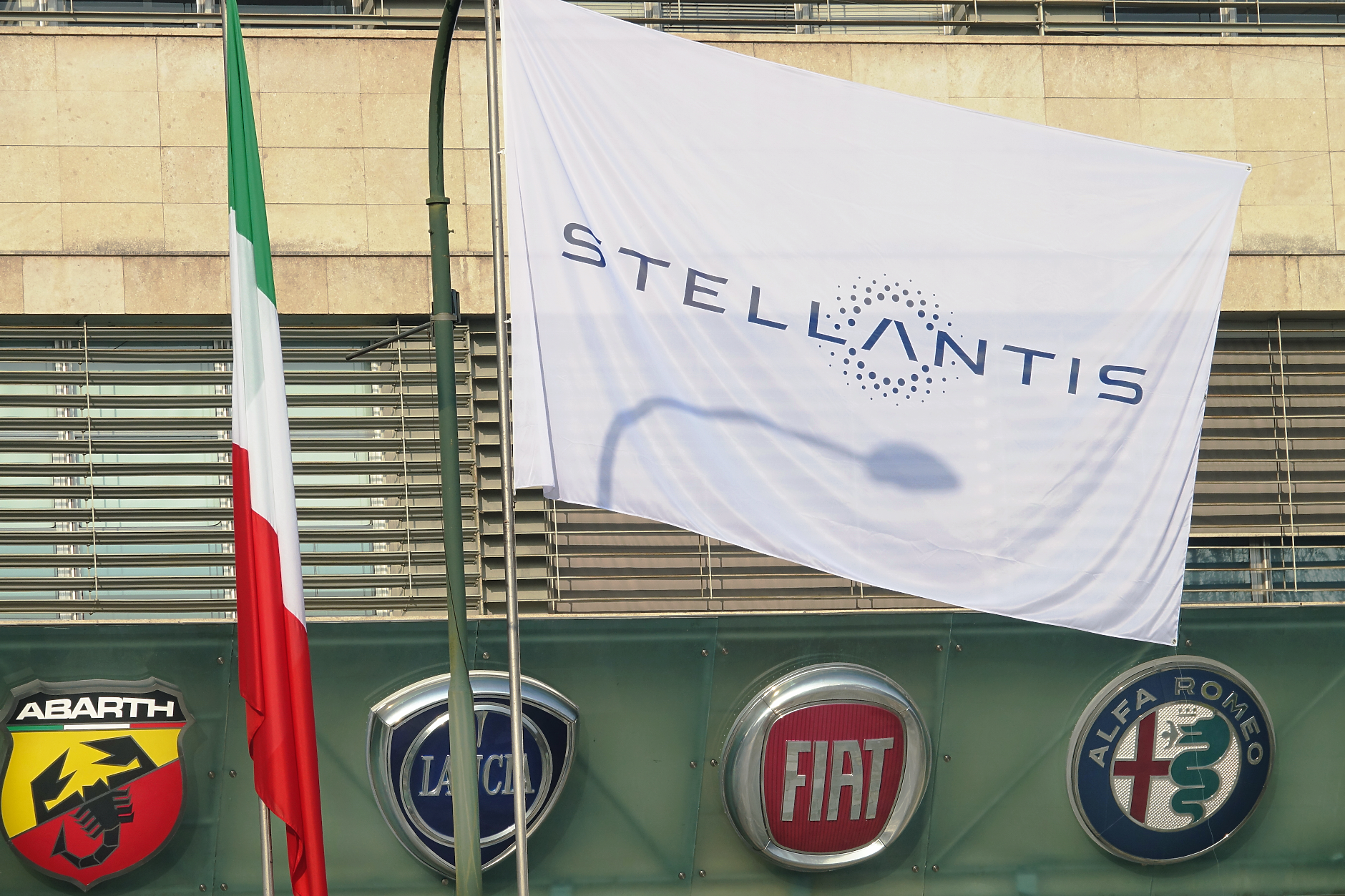 Работници в завод на Stellantis в Италия излязоха на еднодневна стачка 