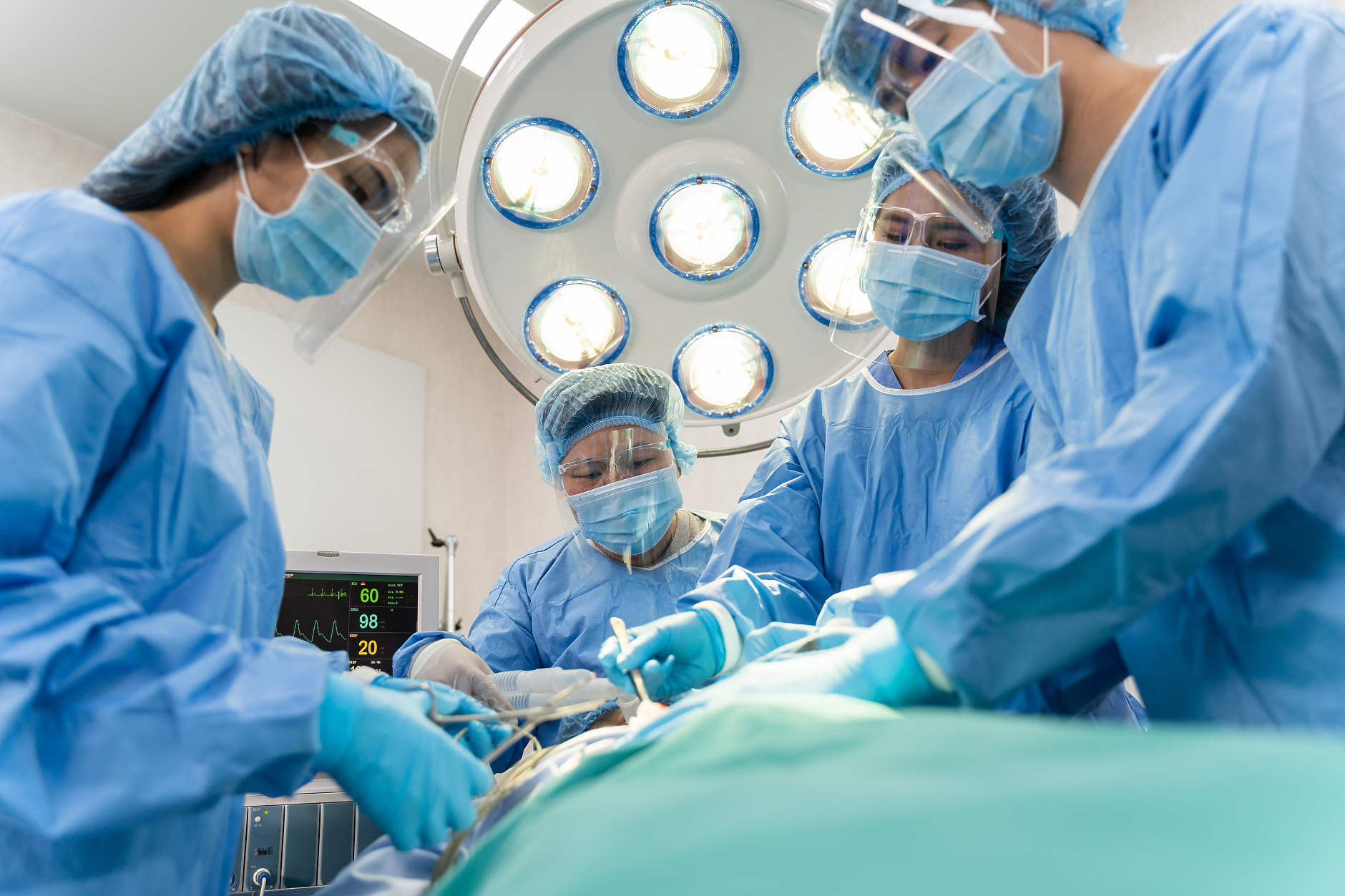 Операцията на катаракта и цезаровото сечение са най-честите хирургически процедури в ЕС