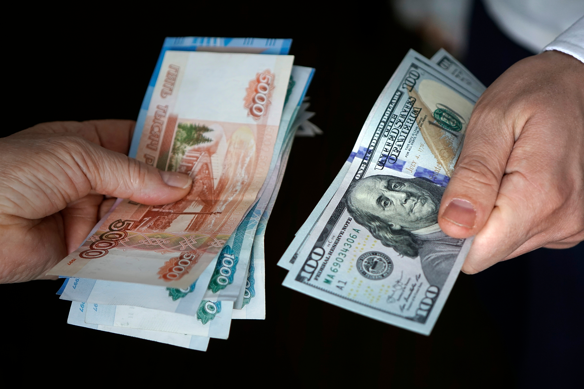 54% от руснаците предпочитат да спестяват и инвестират в чужда валута 