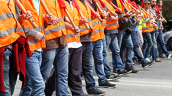 Профсъюзът на Обединените автомобилни работници заплашва да стачкува срещу трите големи автомобилни