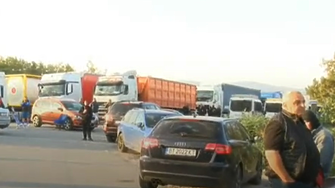 Продължава блокадата на магистрала „Тракия“ и на Подбалканския път