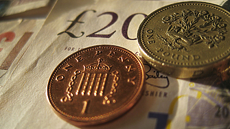 Британският паунд претърпя най лошия си месец спрямо щатския долар в
