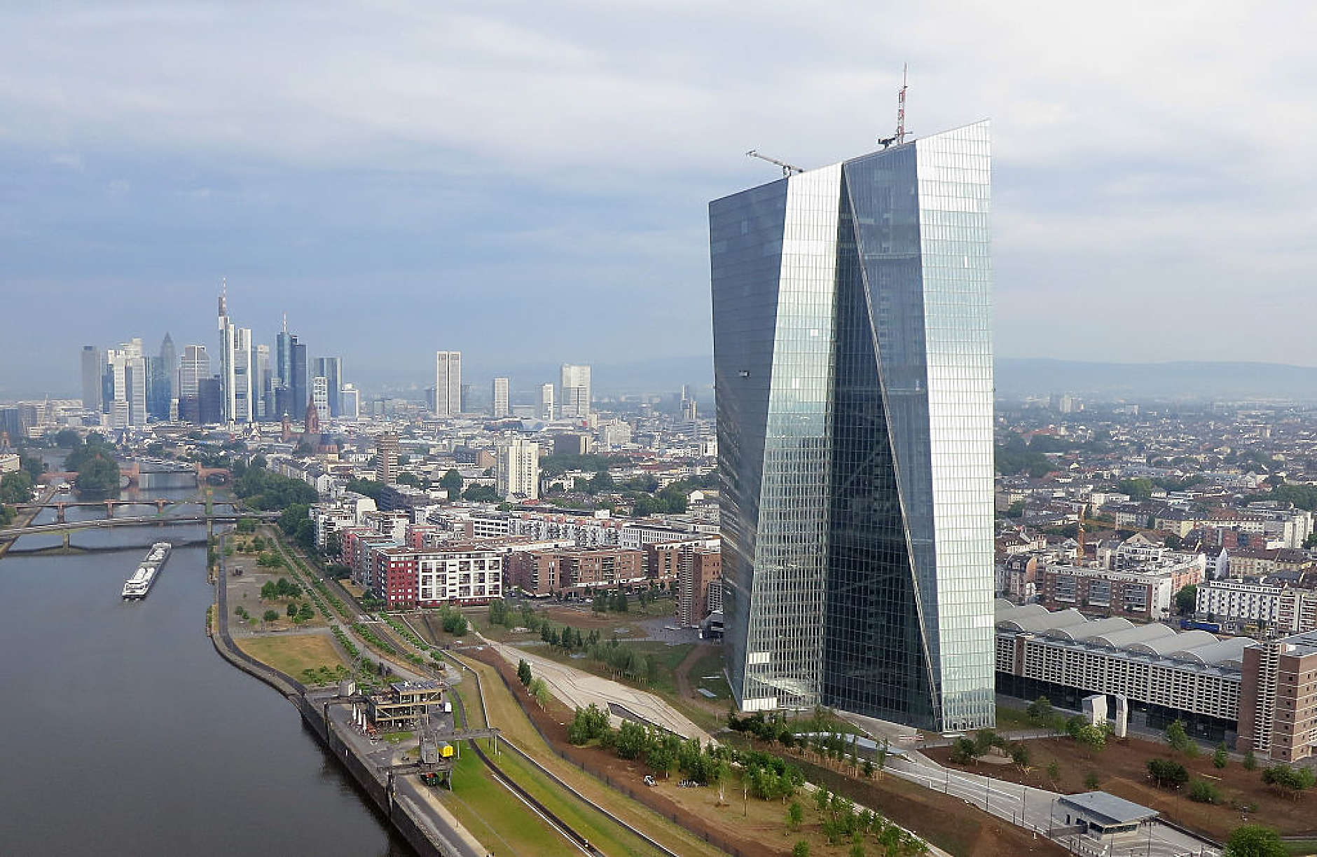 ЕЦБ се обръща към изкуствения интелект след грешни прогнози за инфлацията