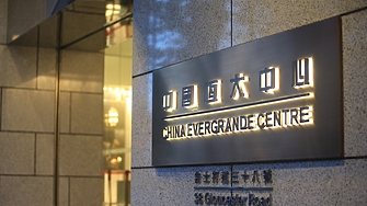 Търговията с акции на задлъжнелия китайски имотен гигант Evergrande беше