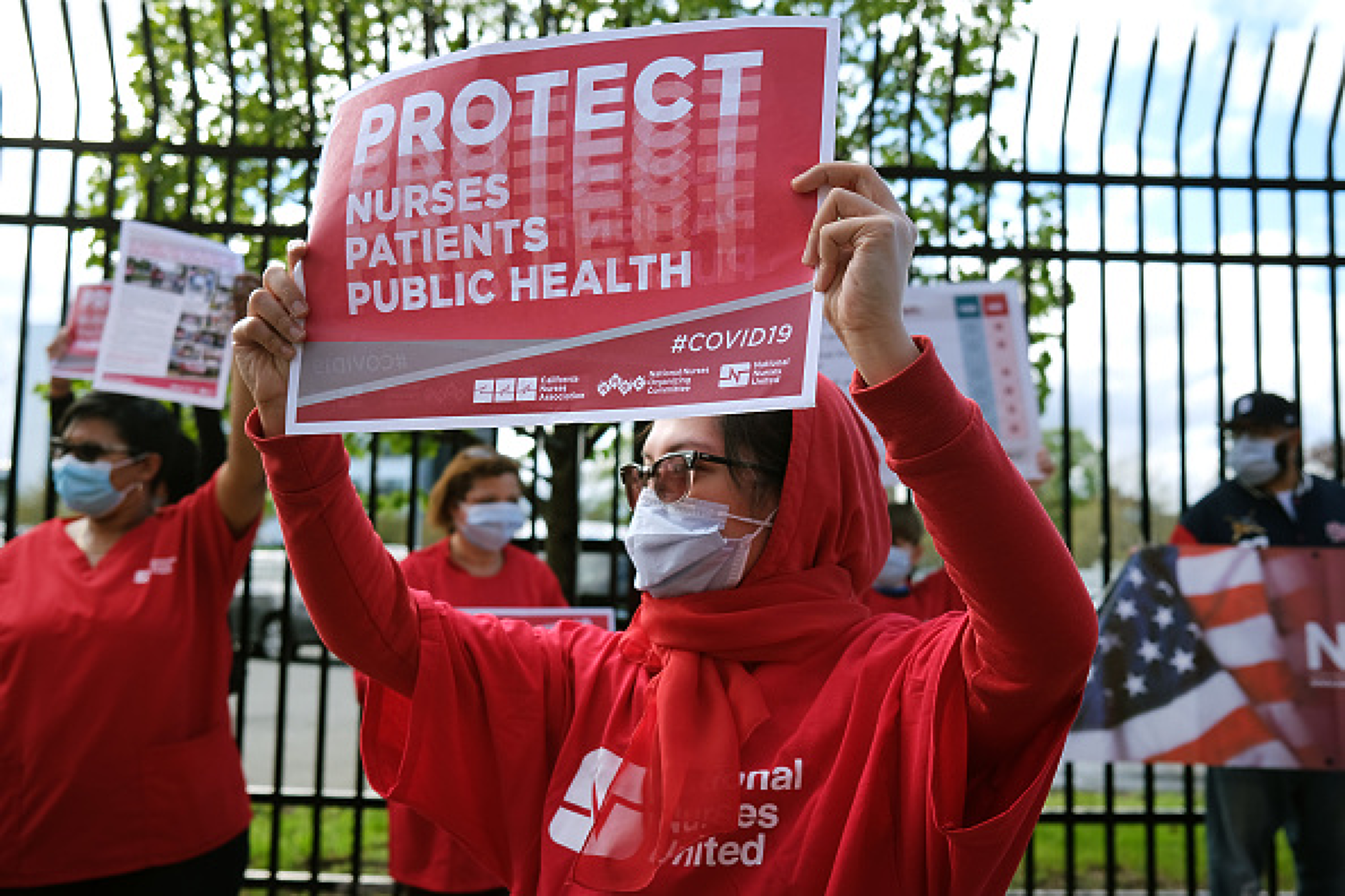 Здравните работници в САЩ започнаха най-голямата стачка в историята на страната