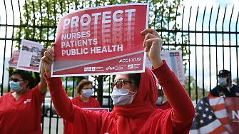 Здравните работници в САЩ започнаха най-голямата стачка в историята на страната
