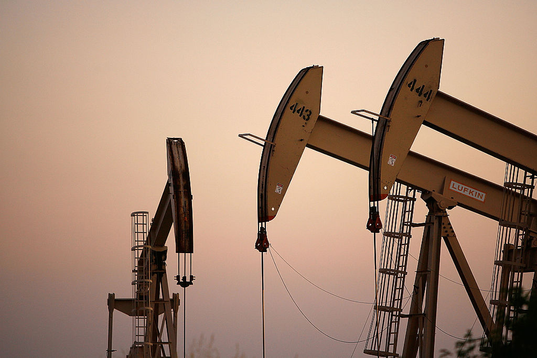 Петролът се е насочил към най-големия си седмичен спад от март насам