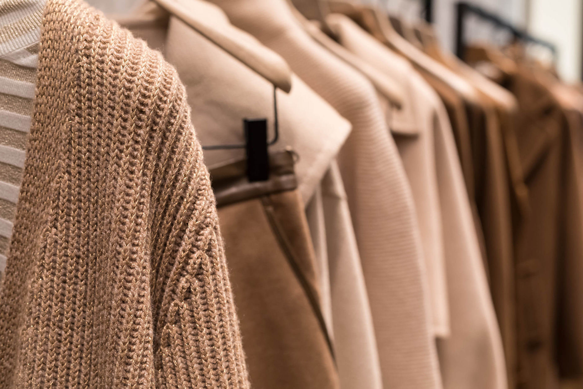 Топлото време заплашва празничния пазарен сезон: Зимни пуловери и палта залежават в магазините