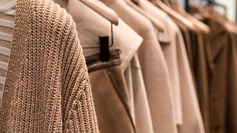 Топлото време заплашва празничния пазарен сезон: Зимни пуловери и палта залежават в магазините