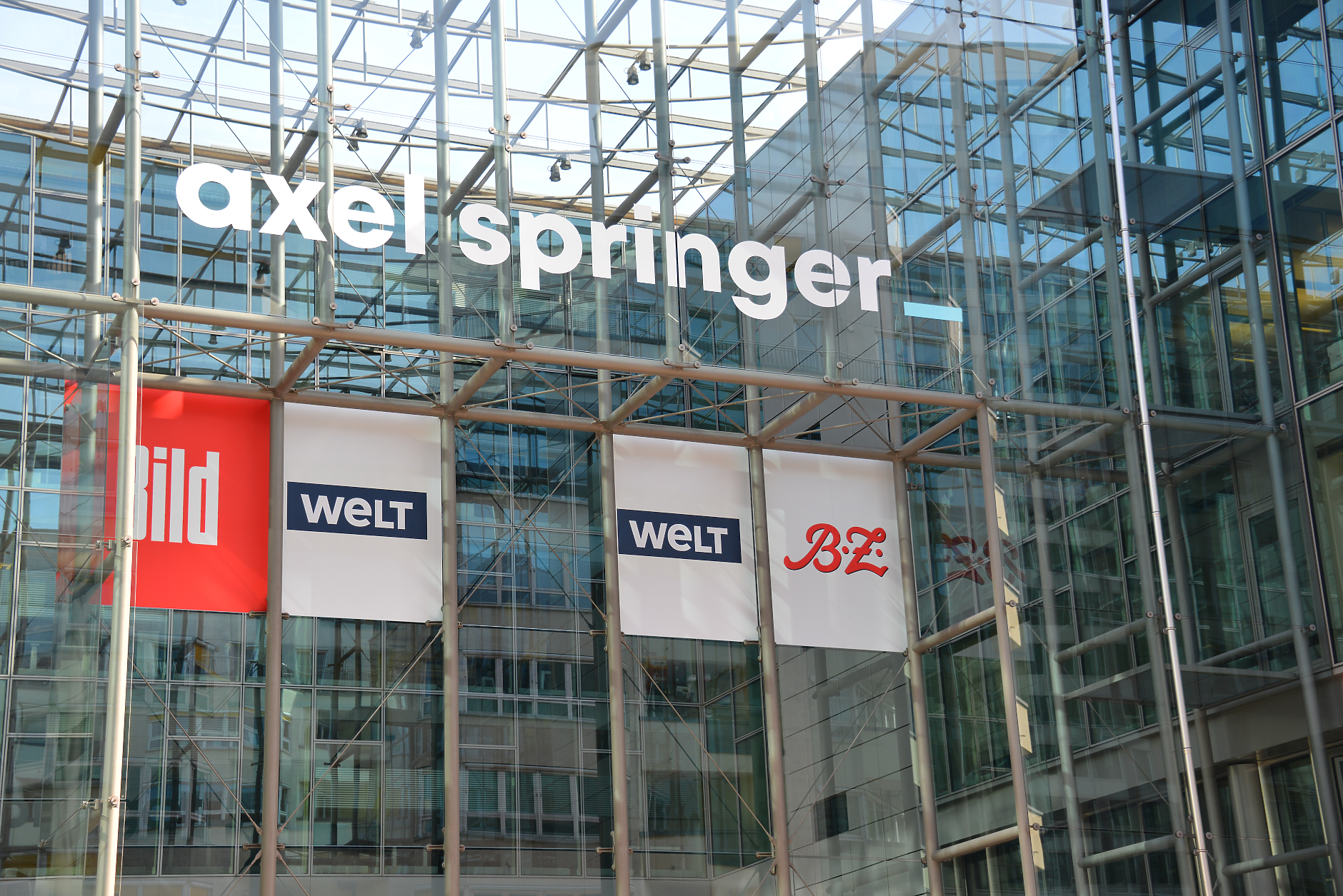 Германската издателска група  Axel Springer се включи в наддаването за  Telegraph Media Group