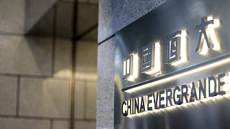 Потъналата в дългове китайска строителна компания China Evergrande е уведомила регулаторните