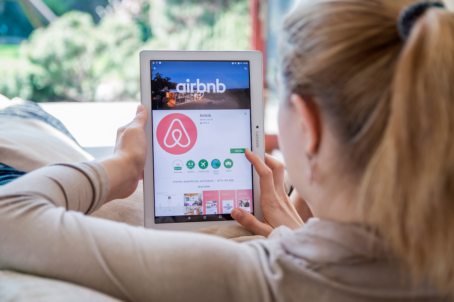 Airbnb планира да разшири сегмента за дългосрочни наеми и да пусне коли под наем