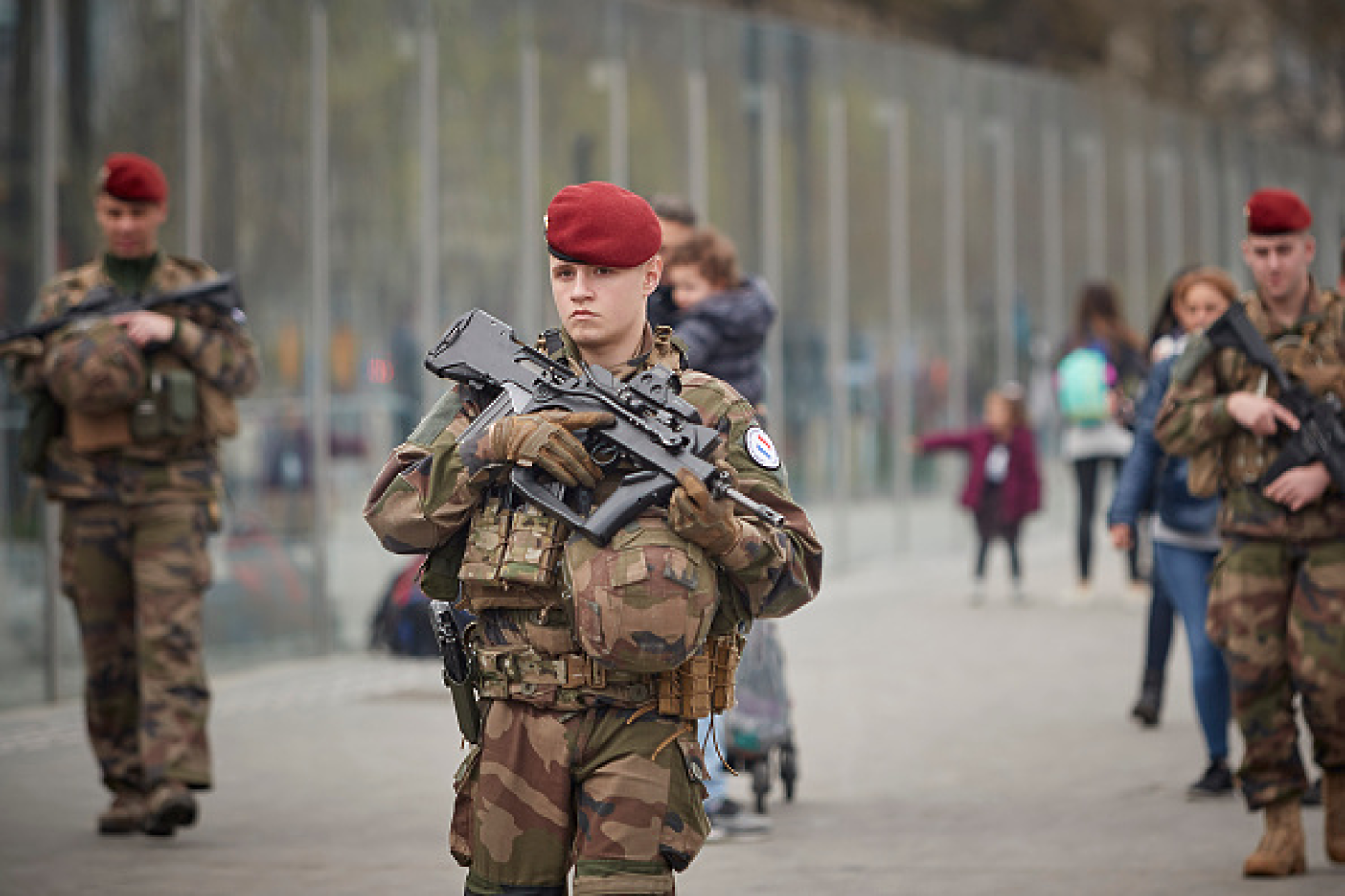 Франция евакуира шест летища заради бомбени заплахи