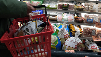 Цените на основни храни и продукти падат с до 50