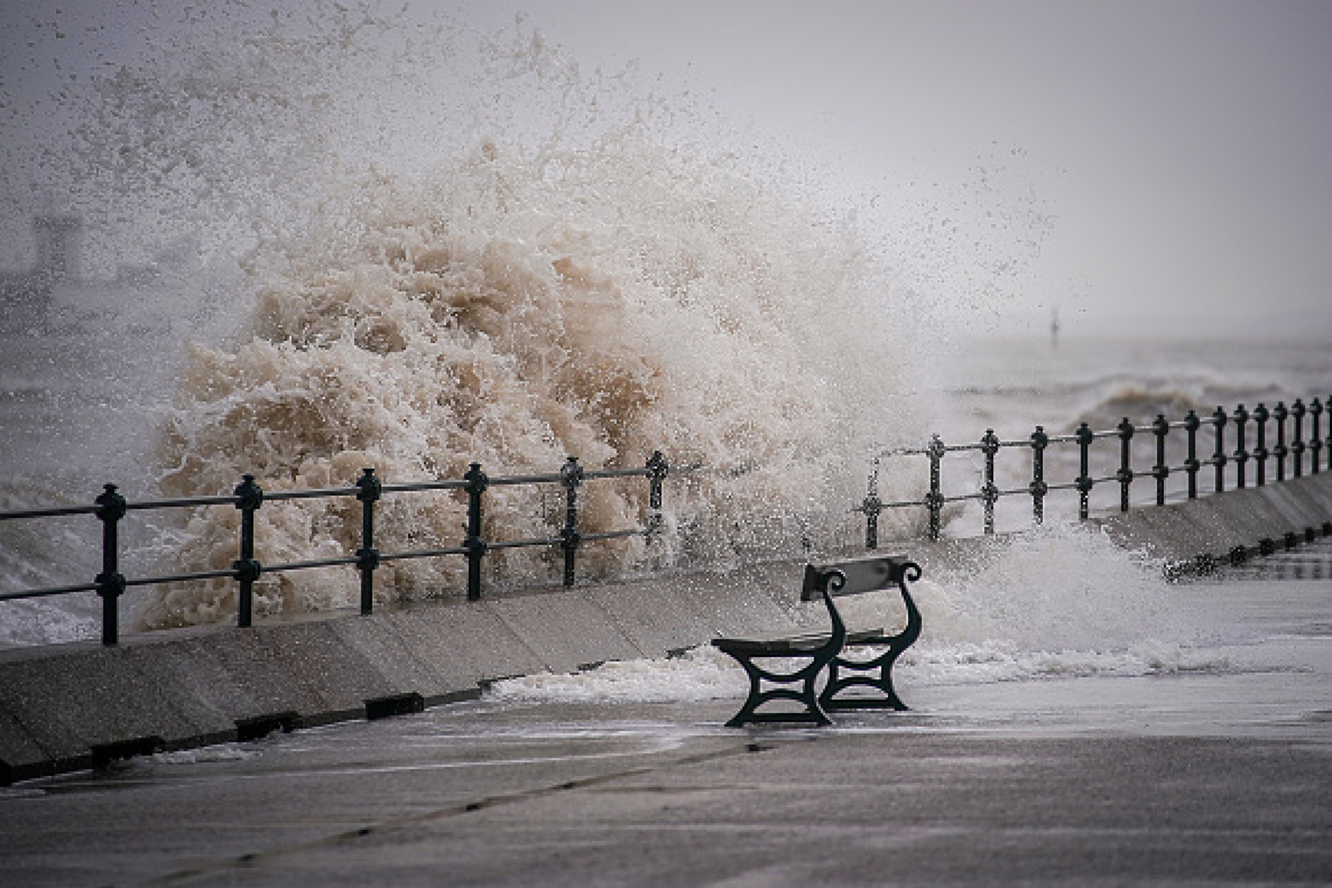 Бурята „Бабен“ взе три жертви във Великобритания и продължава да бушува
