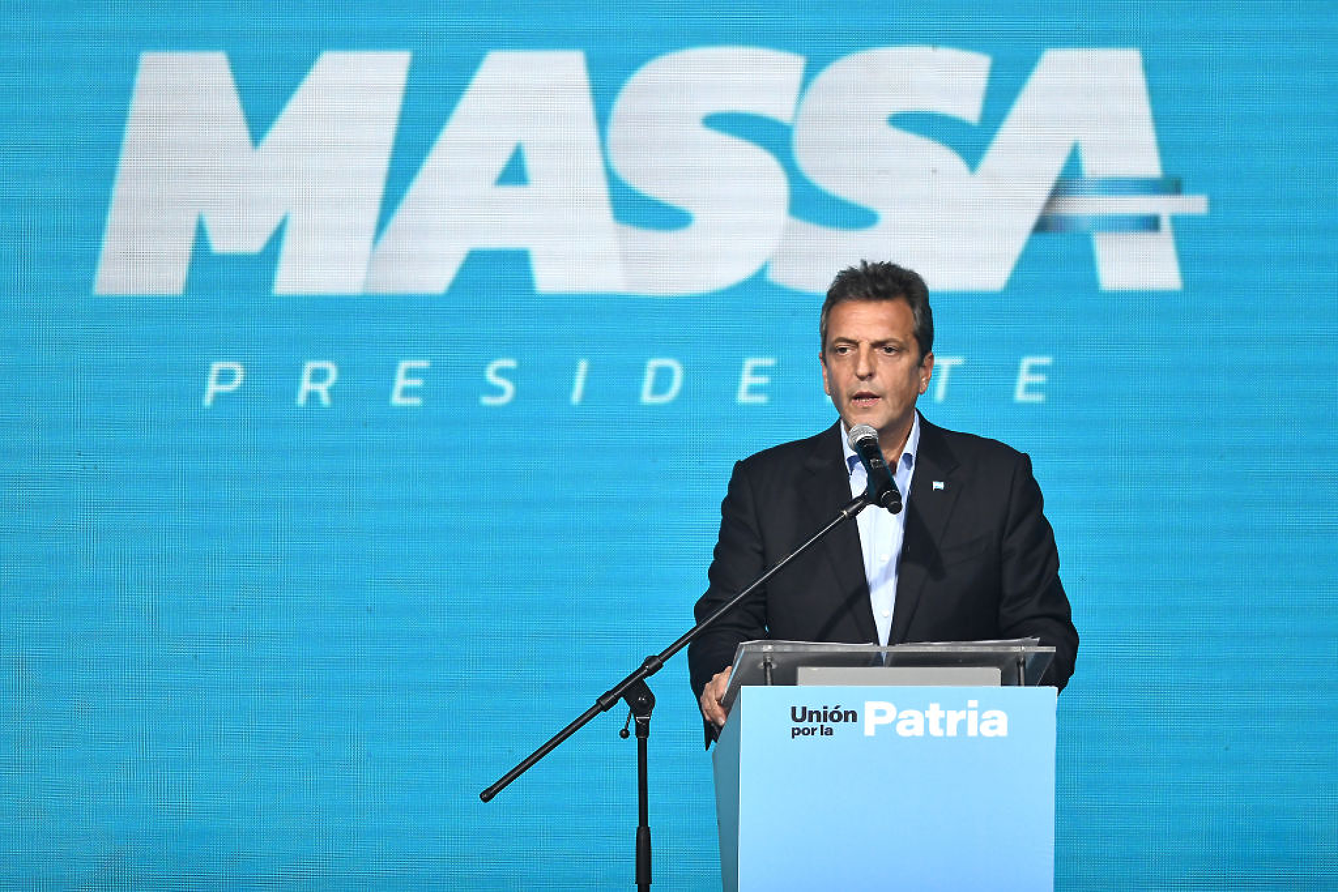 Министърът на икономиката Маса изненадващо води на изборите в Аржентина