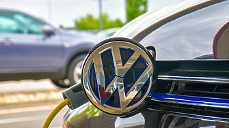 Автомобилният концерн Volkswagen AG VW увеличи доставките на електрически автомобили