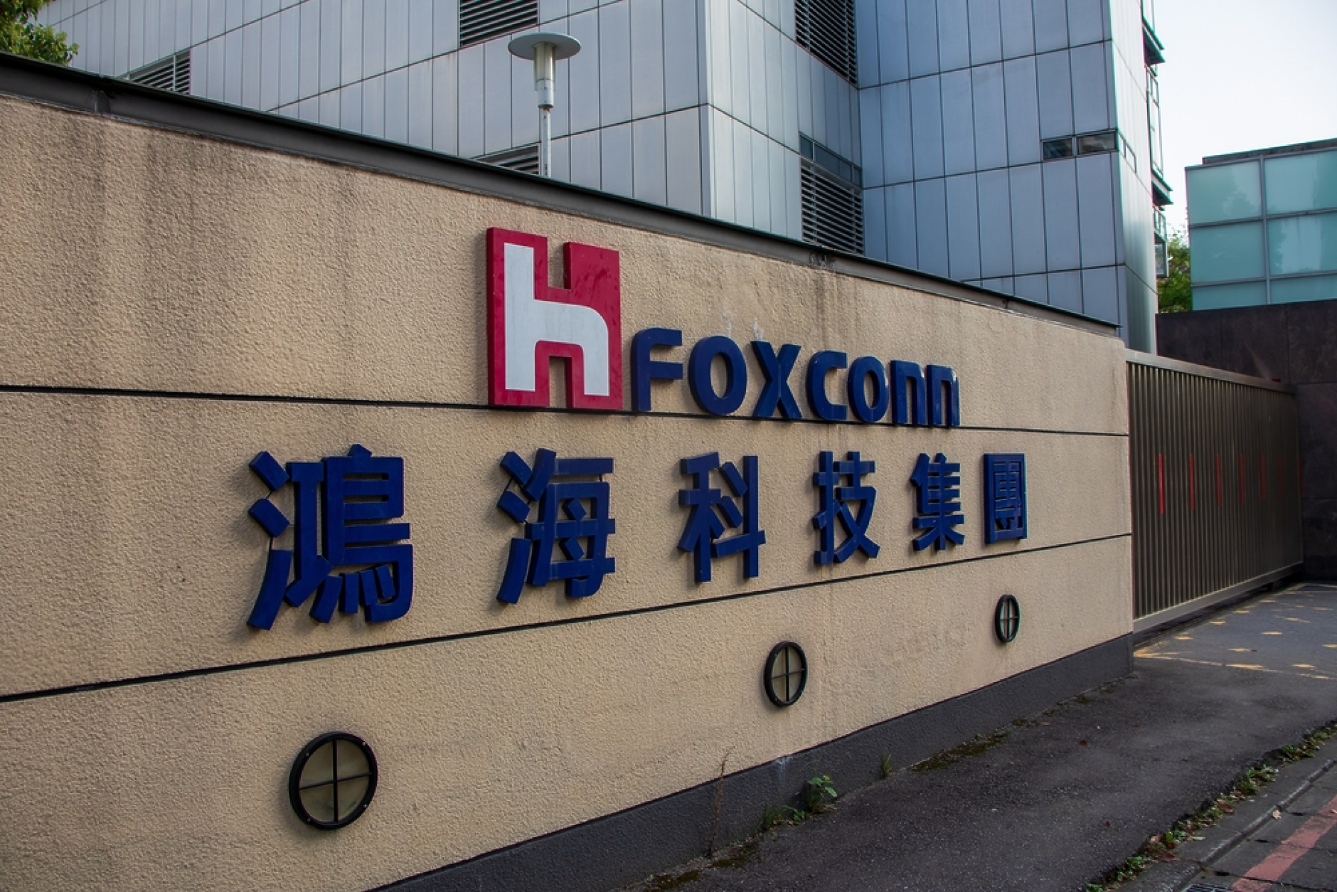Foxconn се сблъсква с данъчен одит, проверяват и земята, използвана от компанията