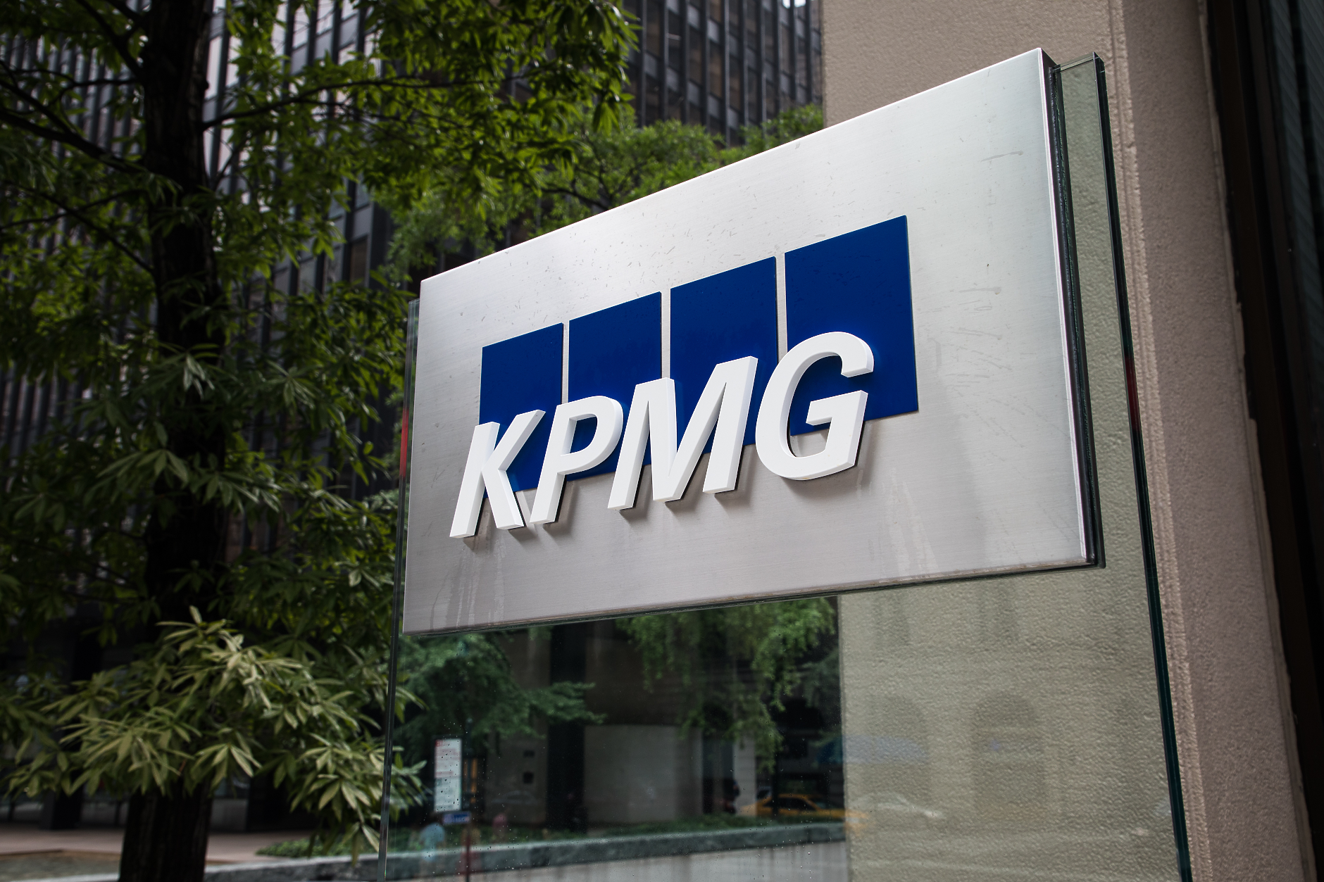 Британски регулатор глоби  KPMG с рекордните 21 млн. паунда 