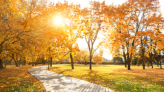 Слънчев и доста топъл ще бъде съботния ден като на места