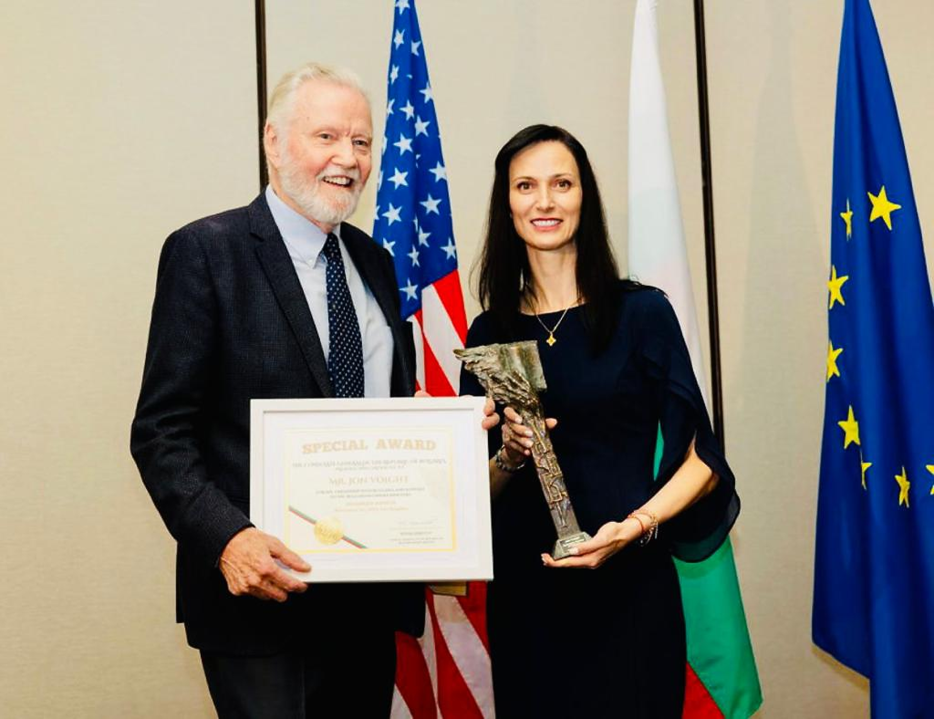 Холивудският актьор Джон Войт, и баща на Анджелина Джоли, получи почетна награда за принос в отношенията между България и САЩ