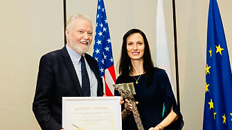Холивудският актьор Джон Войт, и баща на Анджелина Джоли, получи почетна награда за принос в отношенията между България и САЩ