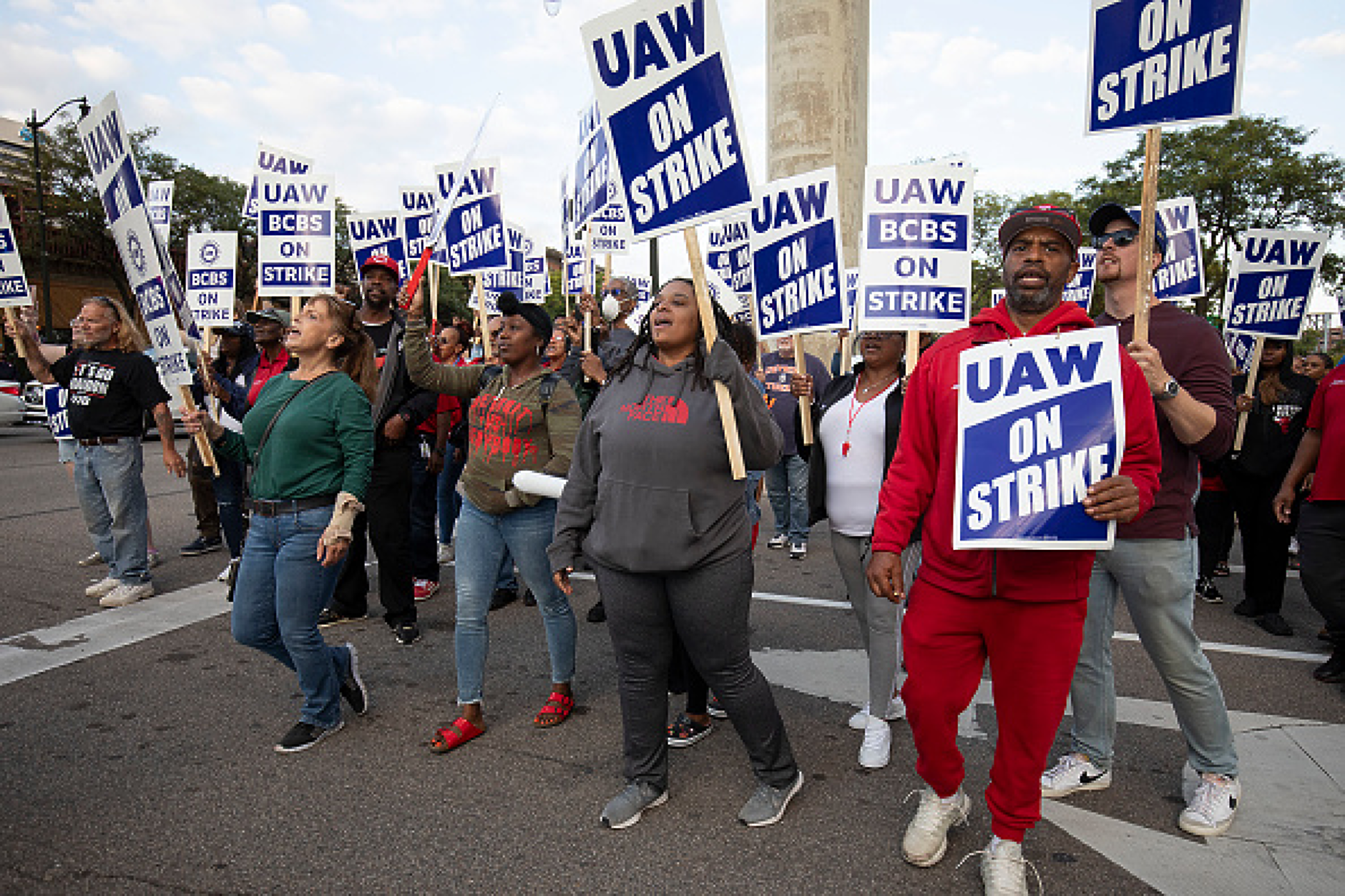Профсъюзът UAW  и Ford  сключиха предварително споразумение след 40-дневна стачка