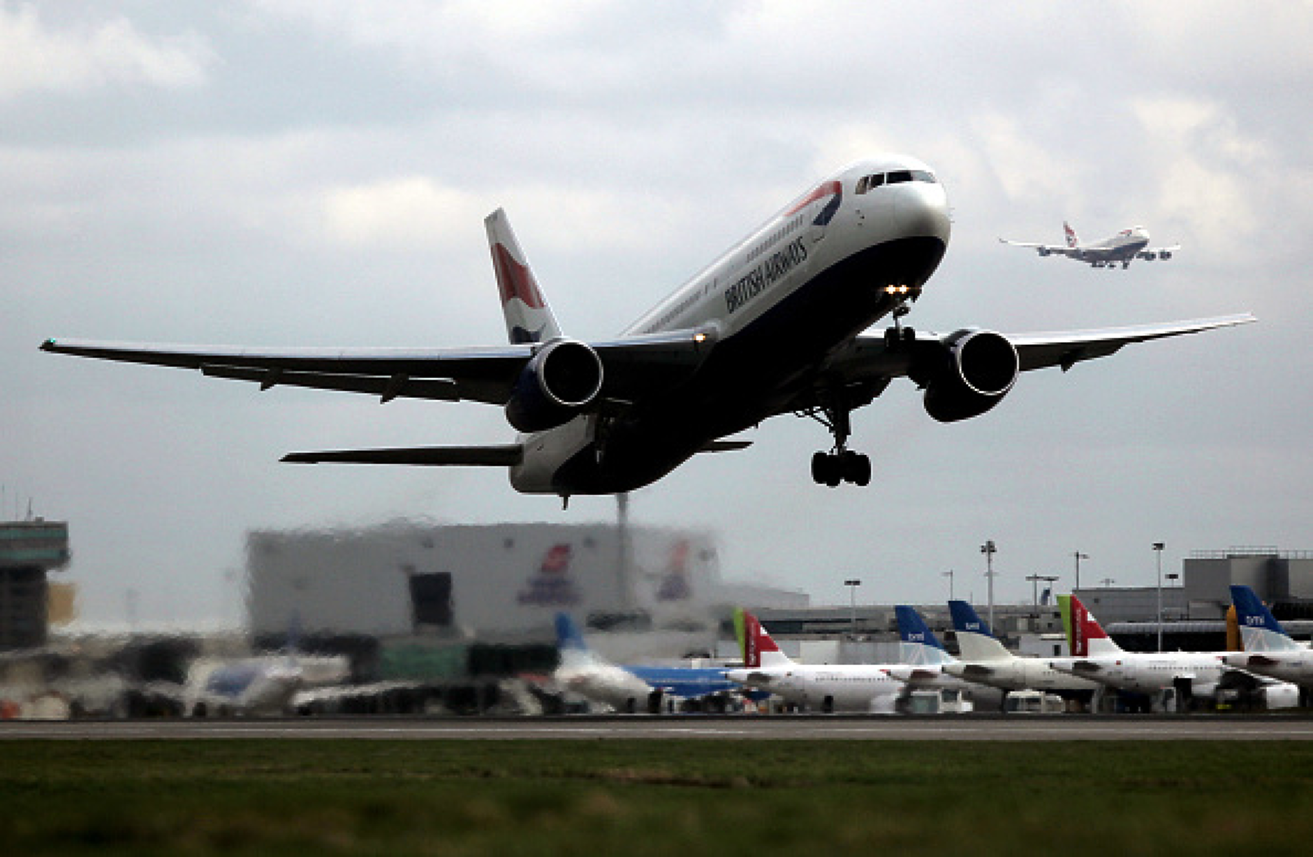 Авиокомпании обмислят поскъпване на билетите заради увеличени такси за въздушен контрол във Великобритания