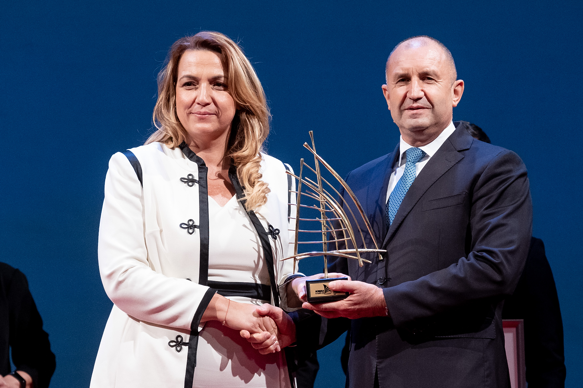 Президентът на Република България Румен Радев връчва статуетката на победителя в конкурса за 2023 година - Цветанка Минчева, главен изпълнителен директор на „УниКредит Булбанк“