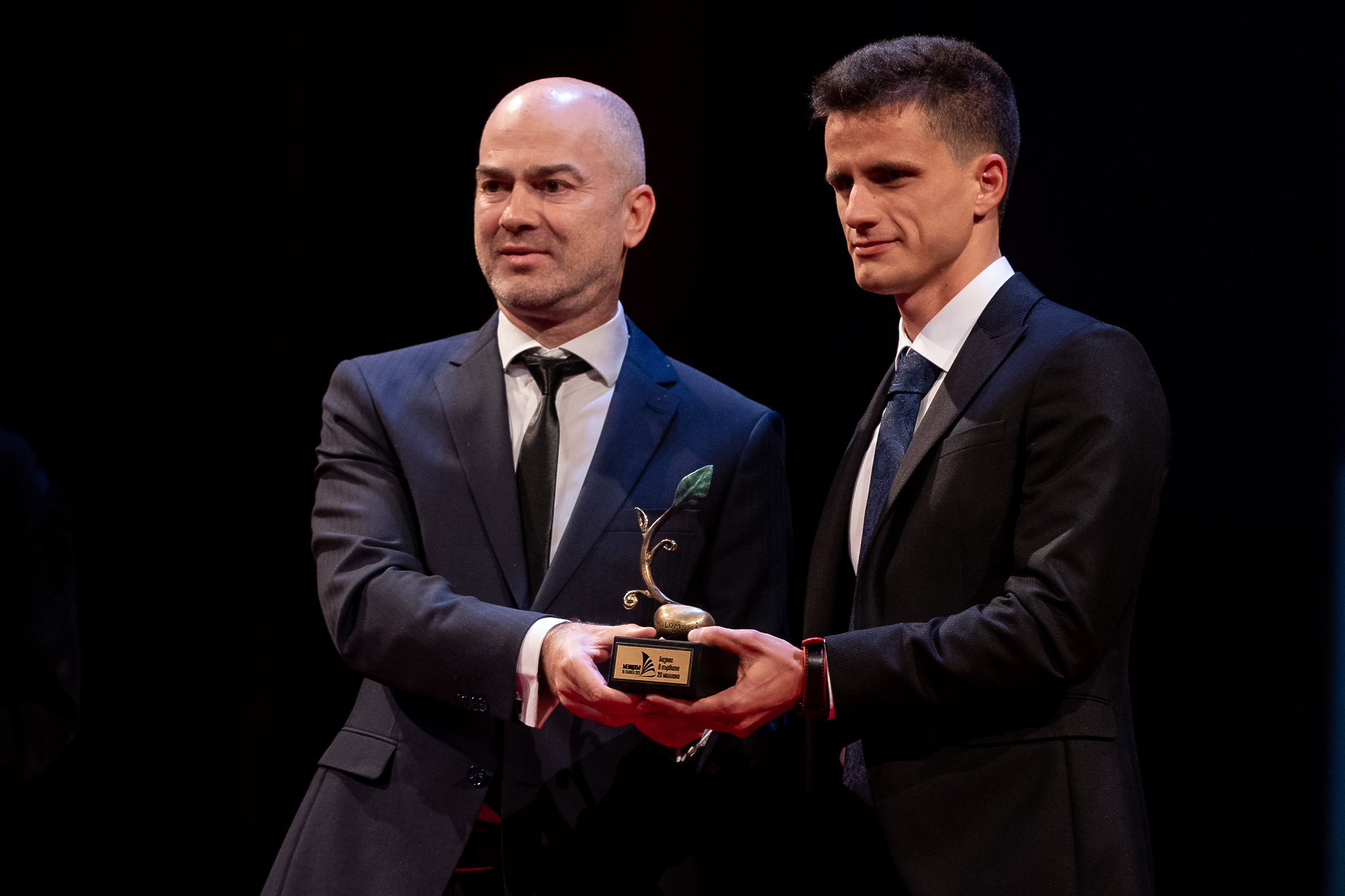 Тонислав Попов, изпълнителен директор на bTV Media Group, връчва приза на победителя в категория „Бизнес в първите 20 милиона“ – компанията „Инаут Трейд