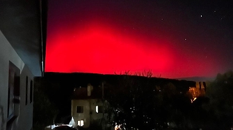 Необичайна червена светлина във вечерния мрак на небето беше забелязана