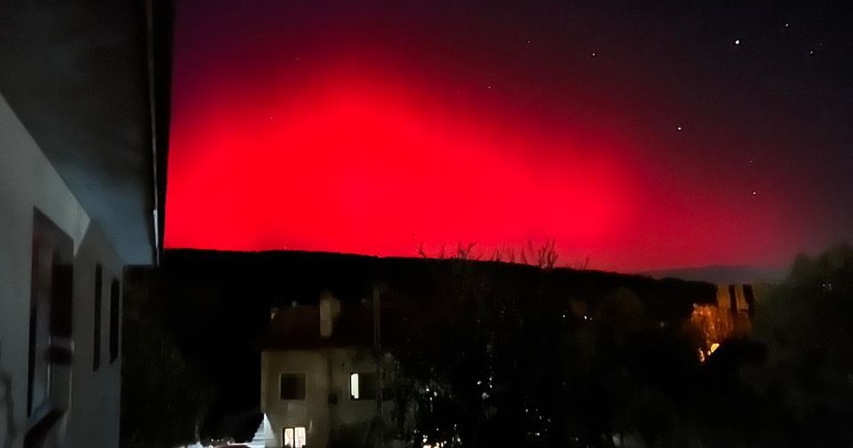 Необичайна червена светлина във вечерния мрак на небето беше забелязана