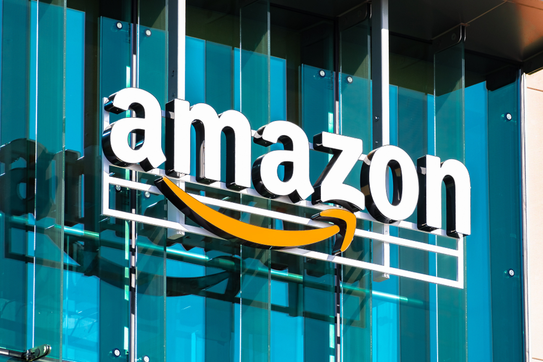 Amazon е наказвала собствените си продавачи, за да ограничи обхвата на Walmart, твърди ФТК