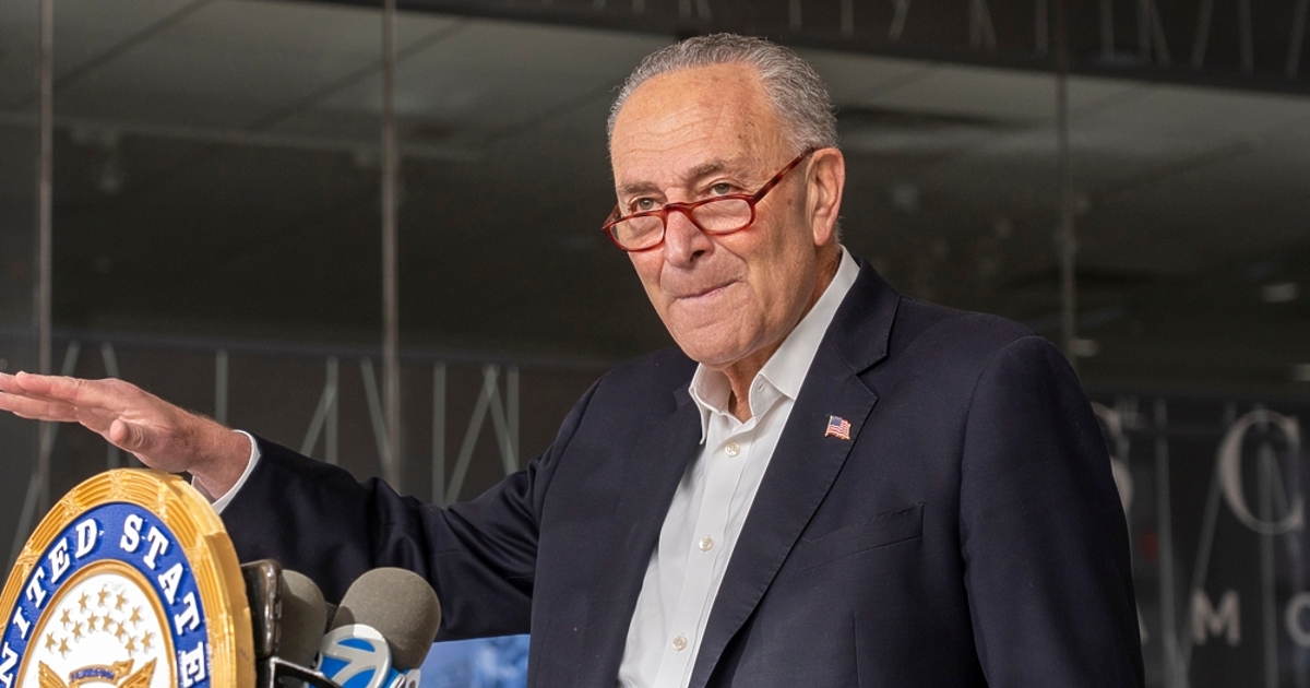 Лидерът на мнозинството в Сената Чък Шумър и още 22-ма