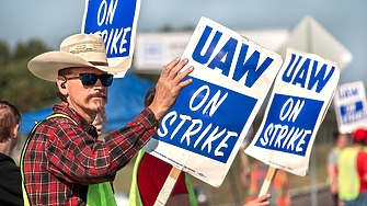 Ford Motor General Motors  GM и Stellantis ще плащат на стачкуващите